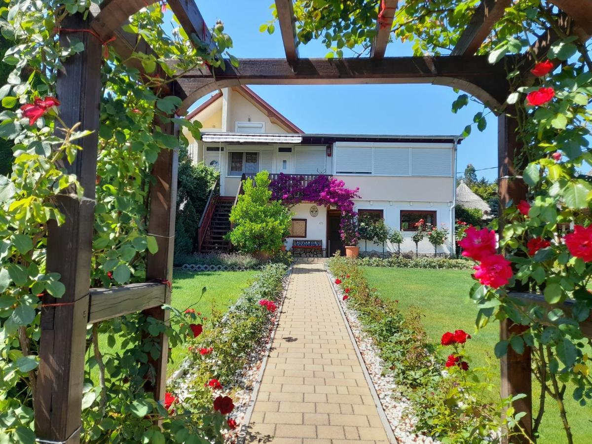 シグリゲット Rozsakert Vendeghaz Bed & Breakfast エクステリア 写真